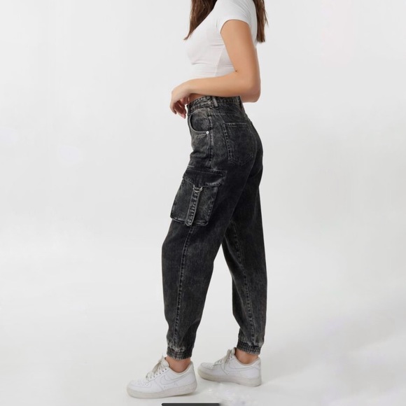 **SOLD** Garage Cargo Jogger Jeans
Size 00 - Picture 2 of 4